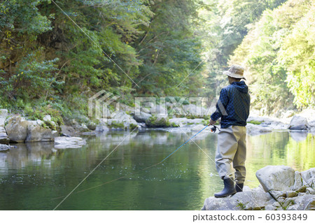 山間溪流捕魚圖像男到山間溪流捕魚 60393849