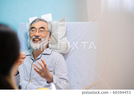 老人和女兒 60394453