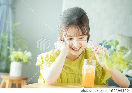 一個女人喝果汁 60394500