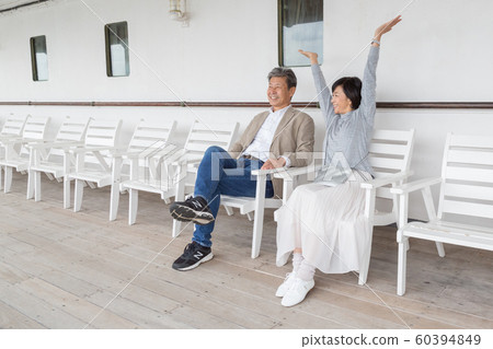 橫濱夫婦旅行在山下公園地區談論來自舊蜜月的回憶的好夫婦 橫濱夫婦旅行在山下公園地區談論來自舊蜜月的回憶的好夫婦 60394849
