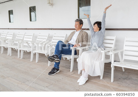 橫濱夫婦旅行在山下公園地區談論來自舊蜜月的回憶的好夫婦 橫濱夫婦旅行在山下公園地區談論來自舊蜜月的回憶的好夫婦 60394850