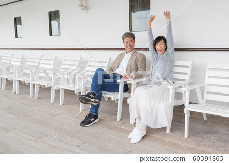 橫濱夫婦旅行在山下公園地區談論來自舊蜜月的回憶的好夫婦 橫濱夫婦旅行在山下公園地區談論來自舊蜜月的回憶的好夫婦 60394863