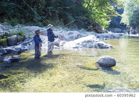 山間溪流釣魚畫像父母子女家庭 60395962