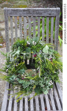 Christmas wreath, wreath made from coniferous trees in the United States, shabby chic Christmas wreath, wreath made from coniferous trees in the United States, shabby chic 60399333