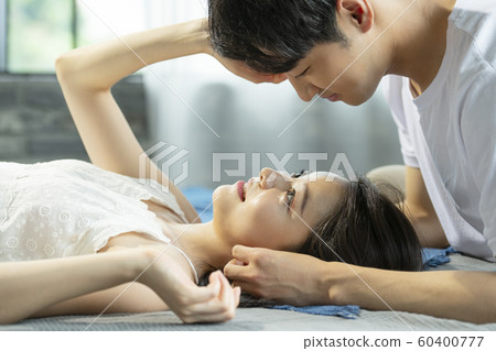 新婚夫婦放鬆面對 新婚夫婦放鬆面對 60400777