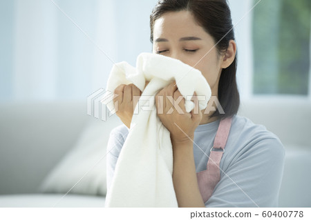 Lifestyle woman housework 60400778