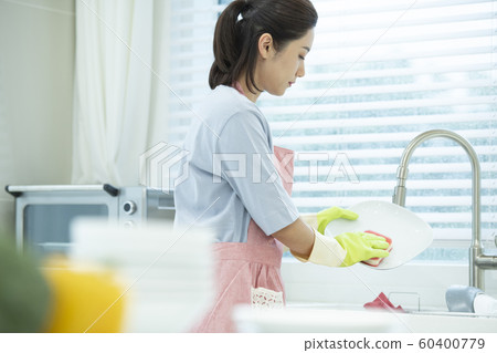 Lifestyle Woman Washing the Dishes 60400779