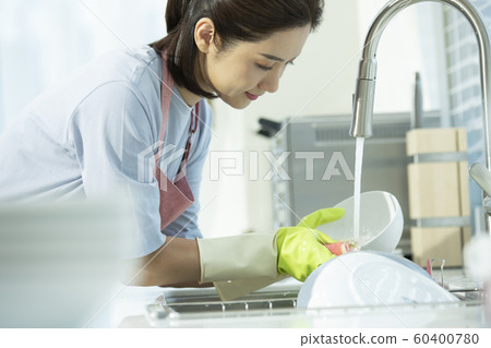 Lifestyle Woman Washing the Dishes Lifestyle Woman Washing the Dishes 60400780