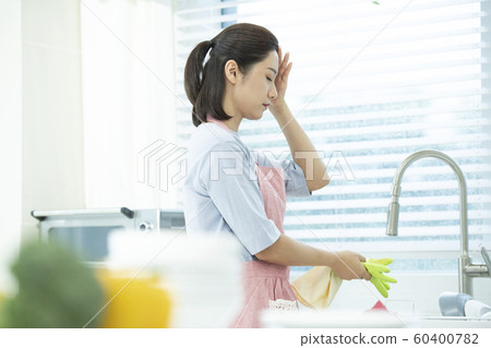 生活方式女人洗碗 60400782