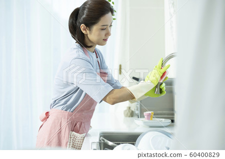 Lifestyle Woman Washing the Dishes Lifestyle Woman Washing the Dishes 60400829