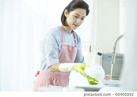 Lifestyle Woman Washing the Dishes 60400892