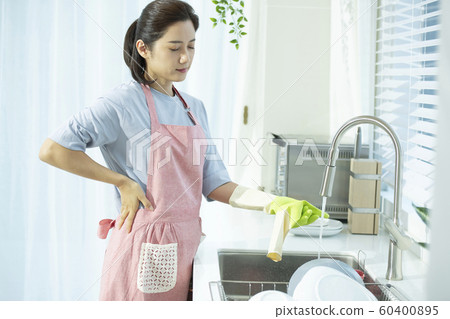 生活方式女人洗碗 60400895