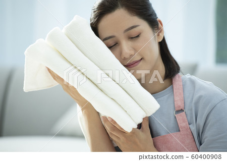 生活方式的女人做家務 生活方式的女人做家務 60400908