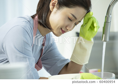 Lifestyle Woman Washing the Dishes Lifestyle Woman Washing the Dishes 60400954