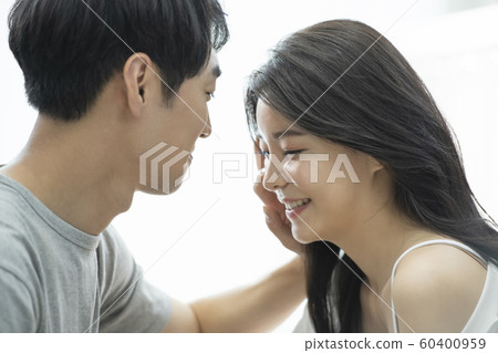 Newlywed couple facing Newlywed couple facing 60400959