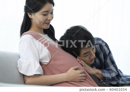 Pregnant couple 60401034