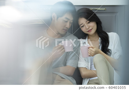 Newlyweds couple coffee Newlyweds couple coffee 60401035