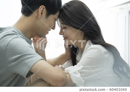 Newlywed couple facing 60401040