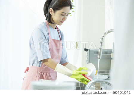 Lifestyle Woman Washing the Dishes 60401041