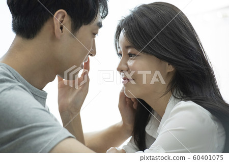 新婚夫婦面對 60401075