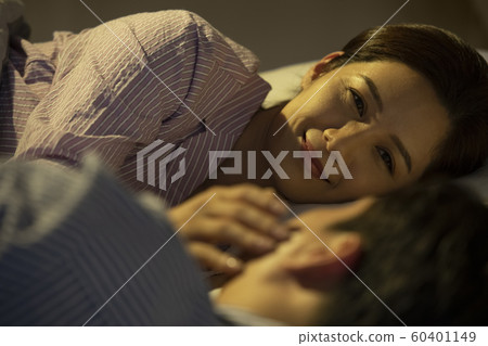 面對臥室的夫婦 60401149