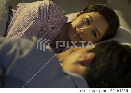 面對臥室的夫婦 面對臥室的夫婦 60401266