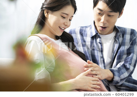 Pregnant couple 60401299
