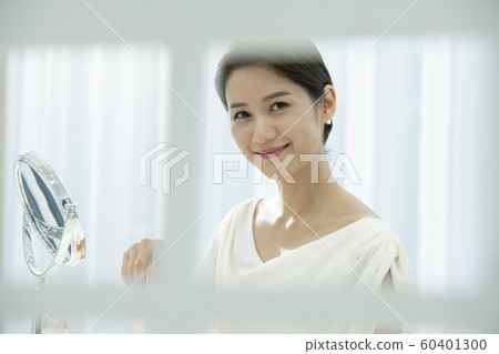 Beauty girl with mirror 60401300
