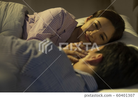 面對臥室的夫婦 60401307