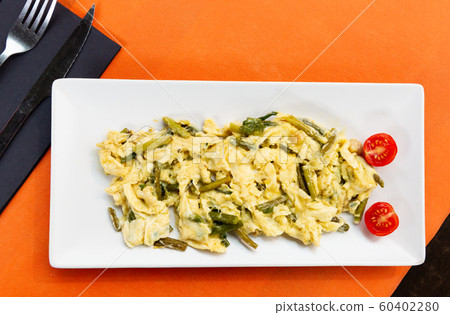 Omelette with shrimp, asparagus and garlic Omelette with shrimp, asparagus and garlic 60402280