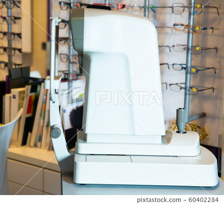 Auto refractometer in optical store 60402284
