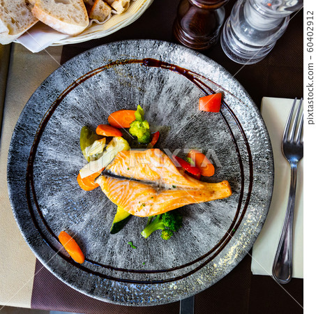 Salmon with blanched vegetables Salmon with blanched vegetables 60402912