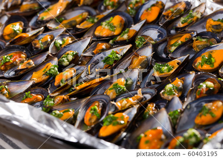 Mussels on baking tray Mussels on baking tray 60403195