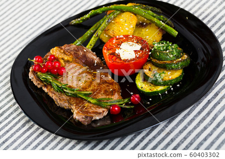 Veal with grilled vegetables Veal with grilled vegetables 60403302