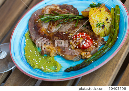 Veal with grilled vegetables 60403306