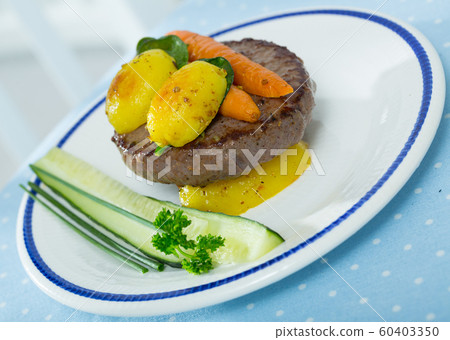 Beef patty with baked vegetables 60403350