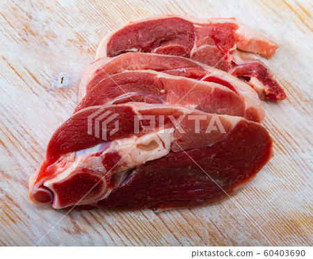 Raw lamb leg steaks 60403690