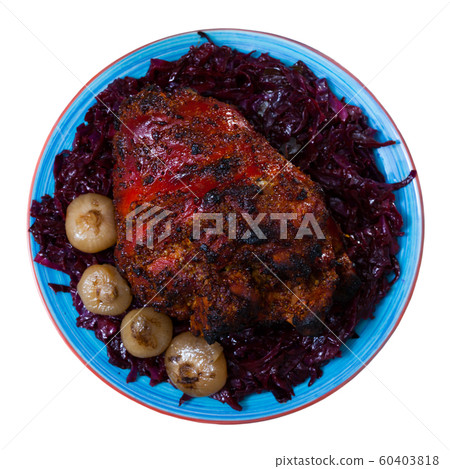 Baked knuckle with stewed red cabbage and baked onion Baked knuckle with stewed red cabbage and baked onion 60403818
