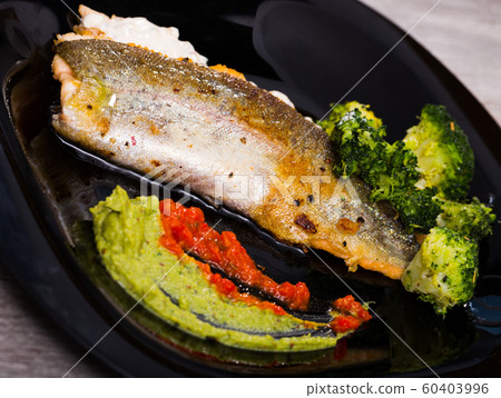 Grilled trout with broccoli and tartar 60403996