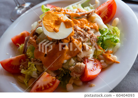 Traditional Catalan salad Xatonada 60404093