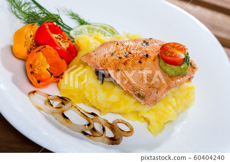 Trout fillet with mashed potatoes 60404240