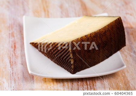 Sliced ripened semi-hard cheese 60404365