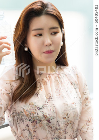 一個美麗的韓國女人的樣子，公園散步 60405483