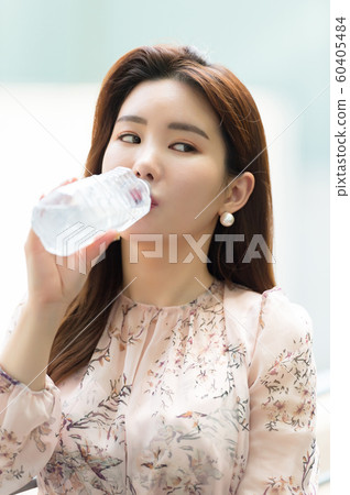 一個美麗的韓國女人的樣子，公園散步 60405484