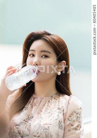 一個美麗的韓國女人的樣子，公園散步 60405485