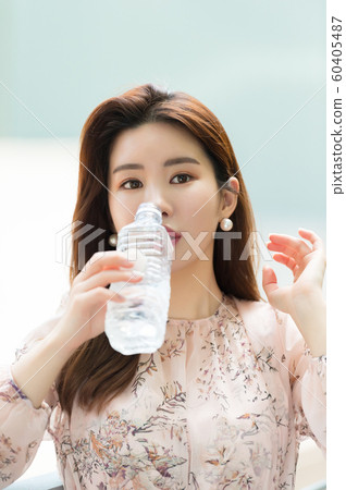 一個美麗的韓國女人的樣子，公園散步 60405487