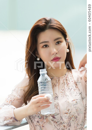 一個美麗的韓國女人的樣子，公園散步 60405489