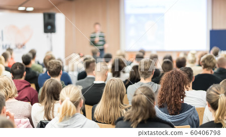 Speaker giving presentation in lecture hall at university 60406798