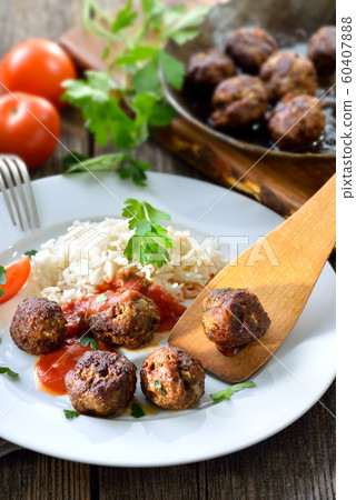 Crispy roasted meatballs with basmati rice and tomato sauce 60407888