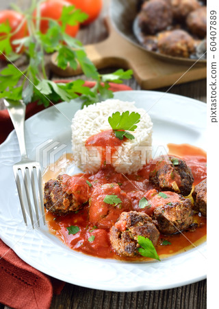 Crispy roasted meatballs with basmati rice and tomato sauce Crispy roasted meatballs with basmati rice and tomato sauce 60407889